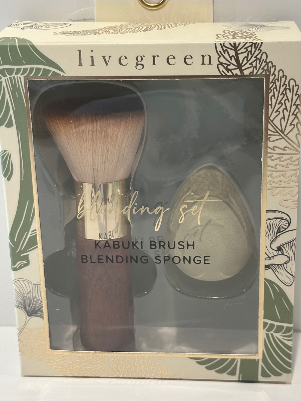Livegreen Kabuki Brush with Blending Sponge.